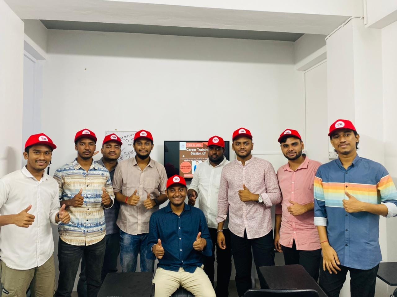 শিক্ষার্থীদের নিয়ে গ্রুপ ছবি